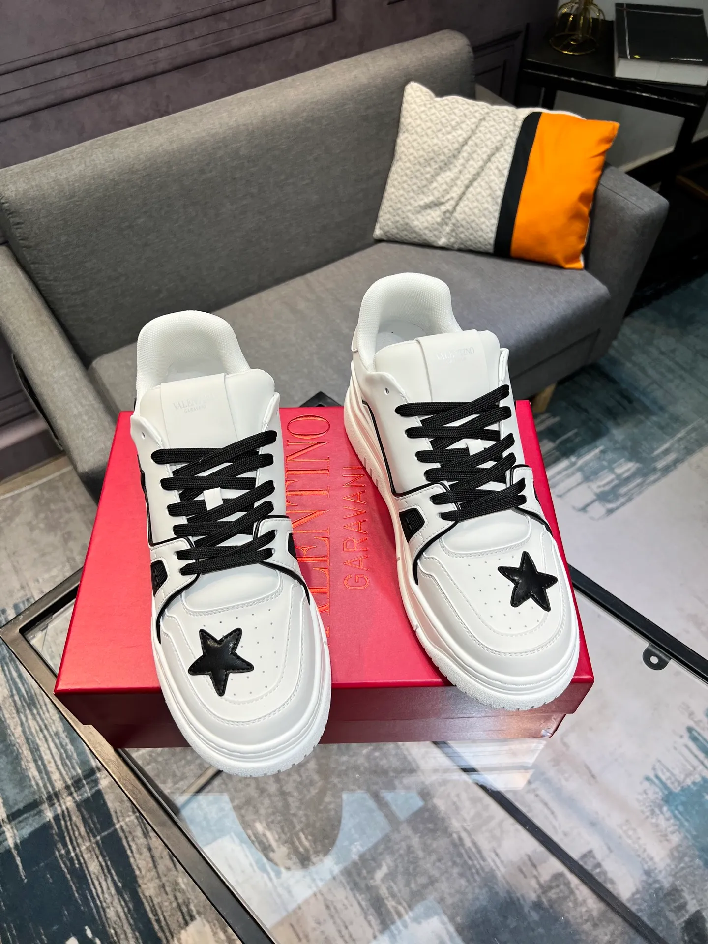 Men's Men's Shoes 💰660 Valentino 2023 early autumn new star shoes are now online! Wang Hedi and Ren Jialun have been worn by many celebrities. Who can refuse the same couple shoes as Wang Hedi! The design of Stars Stab My Heart is cool and spicy. The material of the shoes is cowhide, and every color is beautiful! Size 35-40, men’s size 39-44 (women’s 41, men’s 38, 45🉑️customized)
